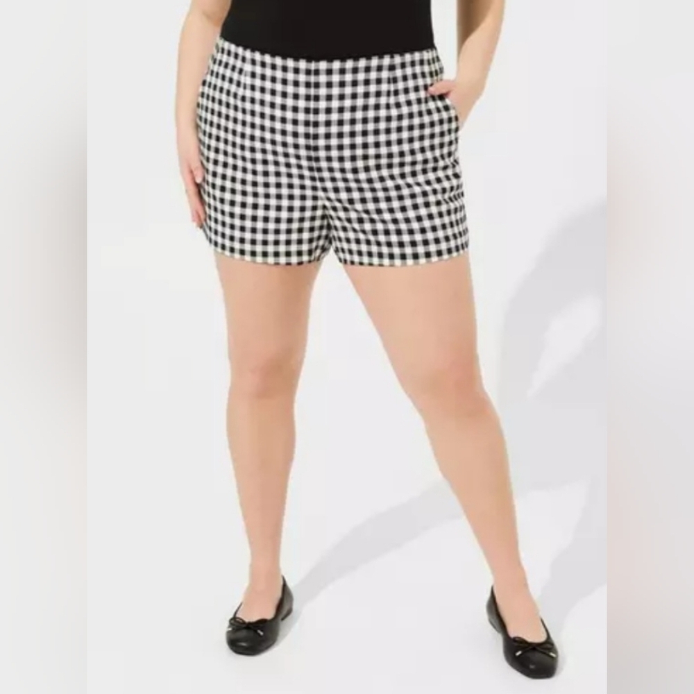 NWOT Torrid x Marilyn Monroe High Waisted Retro Short Stretch w/ Pockets Plus 3X